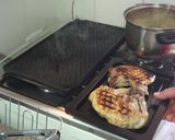 Foto del paso 4 de la receta: Chuletas de cerdo parrilleras con crema de champiñones sin lactosa