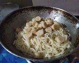 A picture of step 4 of Chicken Sausage Noodles.