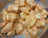 A picture of step 3 of Paneer Tikka Cheese Burst Pizza, without oven.