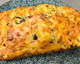 Foto del paso 7 de la receta: Pan relleno de cebolla, jamón, bacon, queso y aceitunas con un toque de orégano y ajo (sin lactosa)