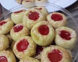 Foto langkah ke 7 dari resep Thumbrint strawberry.