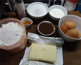 Foto del paso 1 de la receta: Bizcocho bicolor con nougat de rosas y botones de rosas