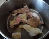 Foto del paso 2 de la receta: Confit de muslo de pato con setas, crujiente de almendra y arroz