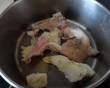 Foto del paso 2 de la receta: Confit de muslo de pato con setas, crujiente de almendra y arroz