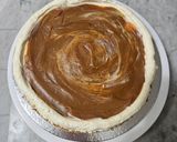 Foto del paso 29 de la receta: Memory Cake de Vainilla, Dulce de Leche y Buttercream de Chocolate Blanco (Torta de cumpleaños)