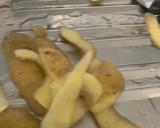 Foto del paso 1 de la receta: Chips de piel de patata en lekué con pimienta y ajo en polvo