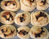 Foto langkah ke 4 dari resep Banana choco cheese roll bread.