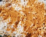 A picture of step 4 of Stir-Fry Maggi Instant Noodles Curry Flavour.