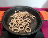 Foto del paso 1 de la receta: Calamares con guisantes