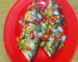 Foto langkah ke 3 dari resep Ikan kembung goreng siram acar (sambal matah ala Padang).