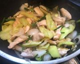 รูปขั้นตอนการทำที่ 2 ของ อกไก่ผัดพริกหยวก