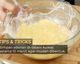 Foto langkah ke 3 dari resep Strawberry Thumbprint Cookies Devina Hermawan.