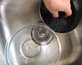 A picture of step 1 of Hijiki- Japanese seaweed dish.