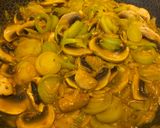 Une image de l'étape 3 de One pot orzo/poireau/champignons et crevettes au curry.