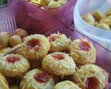 Foto langkah ke 9 dari resep Strawberry thumbprint cookies.