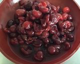 Une image de l'étape 2 de Crumble aux cerises noisettes pomme et miel.