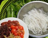 Hình bước làm 1 của món Lòng gà và trứng gà non xào cải đắng và bánh đa nắm Quỳnh Côi