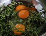 รูปขั้นตอนการทำที่ 4 ของ ไข่เจียวชะอม สูตรดับเบิ้ลความหอม