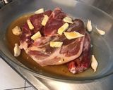 Une image de l'étape 6 de Épaule d'agneau confite au miel et abricot, ail en chemise.