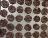 Foto langkah ke 8 dari resep Kue Kering Coklat kacang.
