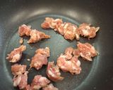 Foto del passaggio 3 della ricetta Spaghettoni con crema di cipolle e briciole di salsiccia croccante