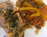 Foto del paso 4 de la receta: Salmón con salteado de verduras