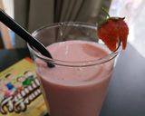 Foto langkah ke 2 dari resep Strawberry Smoothie.