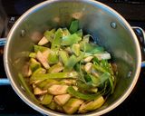 Hình bước làm 2 của món Canh nhum biển nấu chuối mẻ
