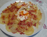 Foto del paso 4 de la receta: Huevos con base de patatas y virutas de jamón