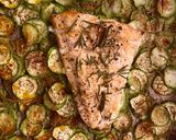 Foto del passaggio 3 della ricetta Salmone e zucchine al forno