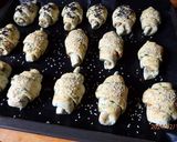 Medvehagymás kiflik szarvasgomba krémmel töltve recept fázis 2 fotója