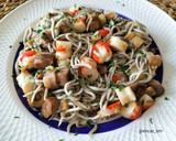 Foto del paso 6 de la receta: Salteado de gulas, surimi y champiñones al ajillo