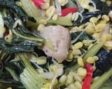 Foto langkah ke 3 dari resep Tumis Sawi Cambah Cah Bakso.