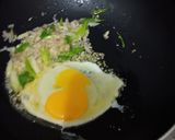 Foto langkah ke 4 dari resep Mie goreng instan spesial.