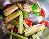Hình bước làm 2 của món Lẩu thái chua cay