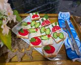 صورة لخطوة 3 من وصفة مقبلات توست بالجبنة 🍞🍅🥒
