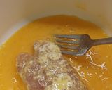 Medvehagymás fűszeres, sajtos vajjal töltött rántott karaj recept fázis 3 fotója
