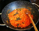Foto del paso 3 de la receta: Oreja de cerdo con salsa de tomate con alcachofas