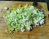 Foto del paso 2 de la receta: Relleno de tarta de puerro con morrón verde