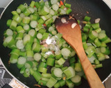 Foto langkah ke 4 dari resep Tumis Batang Keladi (Jangan Lompong).