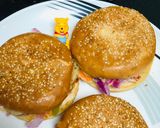 A picture of step 4 of Felafel sesame burger.