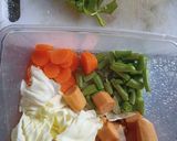 Foto langkah ke 2 dari resep Sup sayur sosis.