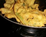 पालक के पत्तो और प्याज़ के पकौड़े (Palak ke patto aur pyaz ke pakode recipe in Hindi) रेसिपी चरण 3 फोटो