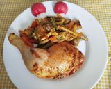 Foto del paso 9 de la receta: Contramuslos de pollo a la provenzal sobre una cama de verduras especiadas al horno