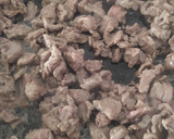 Foto del paso 3 de la receta: Bistec de res en salsa de tomate y nopales ☝️😙😋