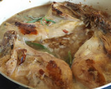 Foto del paso 3 de la receta: Cuartos traseros de pollo con salsa de cebollas y vino tinto al orégano
