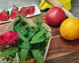 Foto del paso 1 de la receta: Ensalada de verano con canónigos y aderezo de frutas
