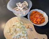 Une image de l'étape 1 de Sauté de poulet aux champignons 🍄.