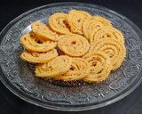 तांदूळ-उडदाची चकली /मुरुक्कू (chakali recipe in marathi) रेसिपी स्टेप 3 फोटो 