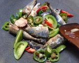 Foto langkah ke 2 dari resep Oseng ikan deles cabe hijau.